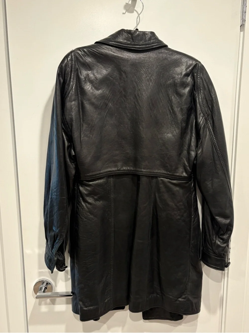 Danier Black Leather Trench Coat - Picture 4 of 6